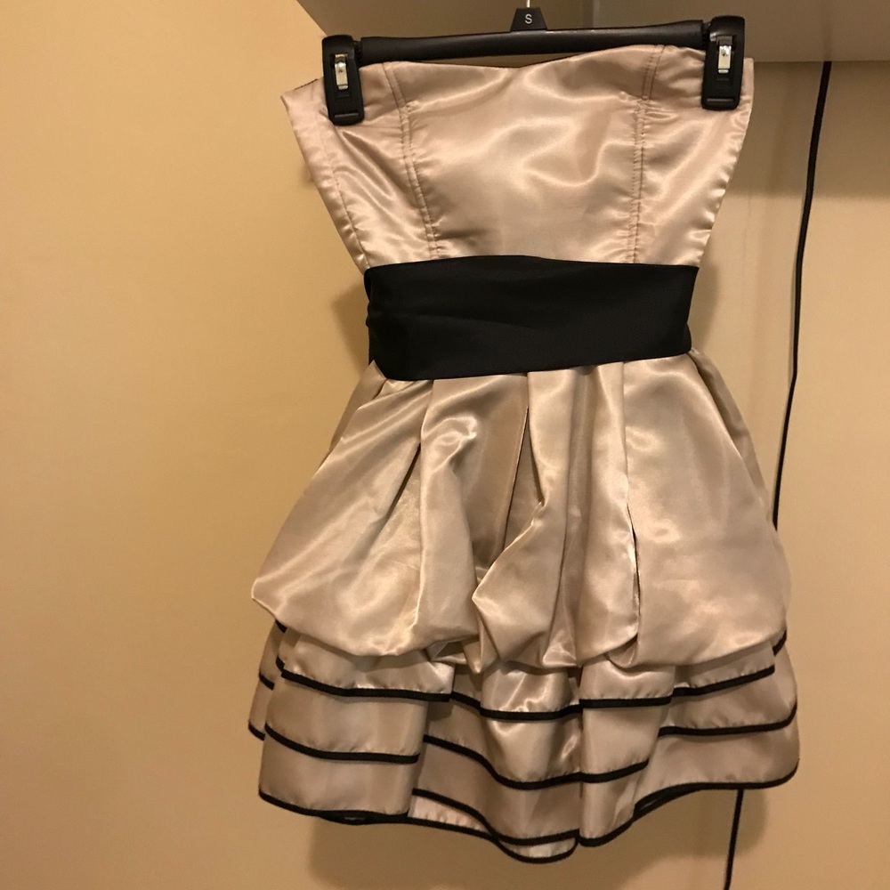 excellent condition. perfect for prom/wedding.